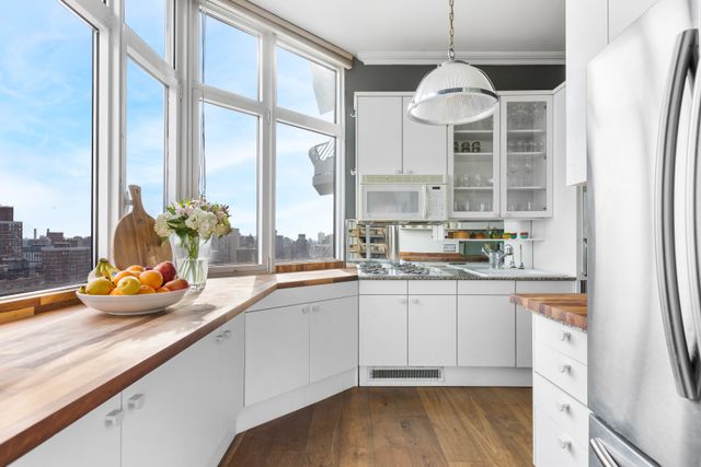 $1,370,000 | 200 East 32nd Street, Unit 21E | Kips Bay