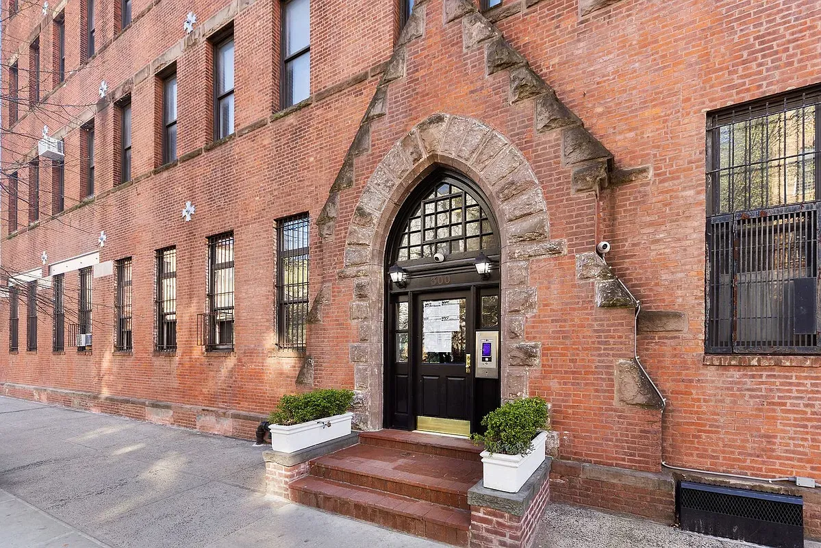 $6,995 | 300 East 4th Street, Unit 1A | East Village