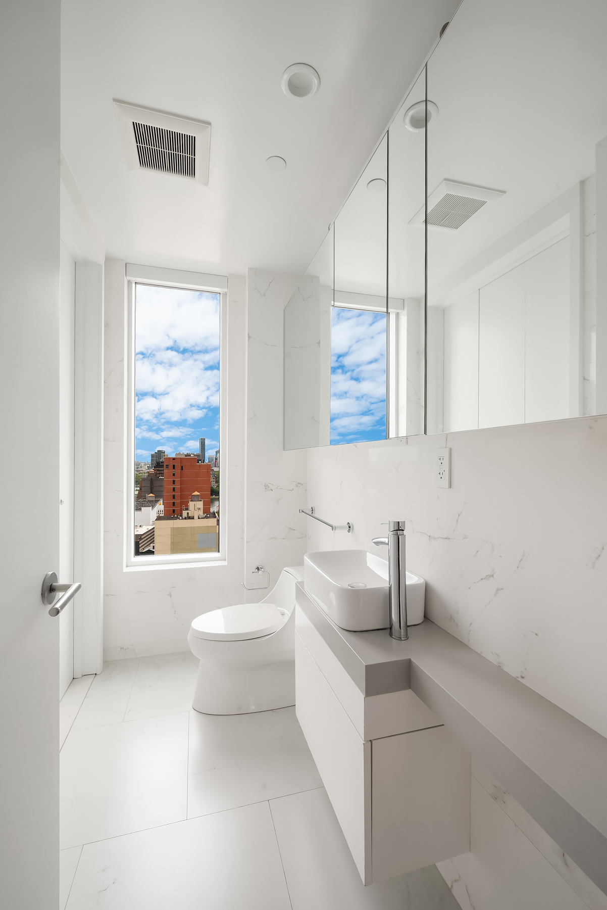 301 East 61st Street, Unit 17A Manhattan, NY 10065 - Photo 13 of 16