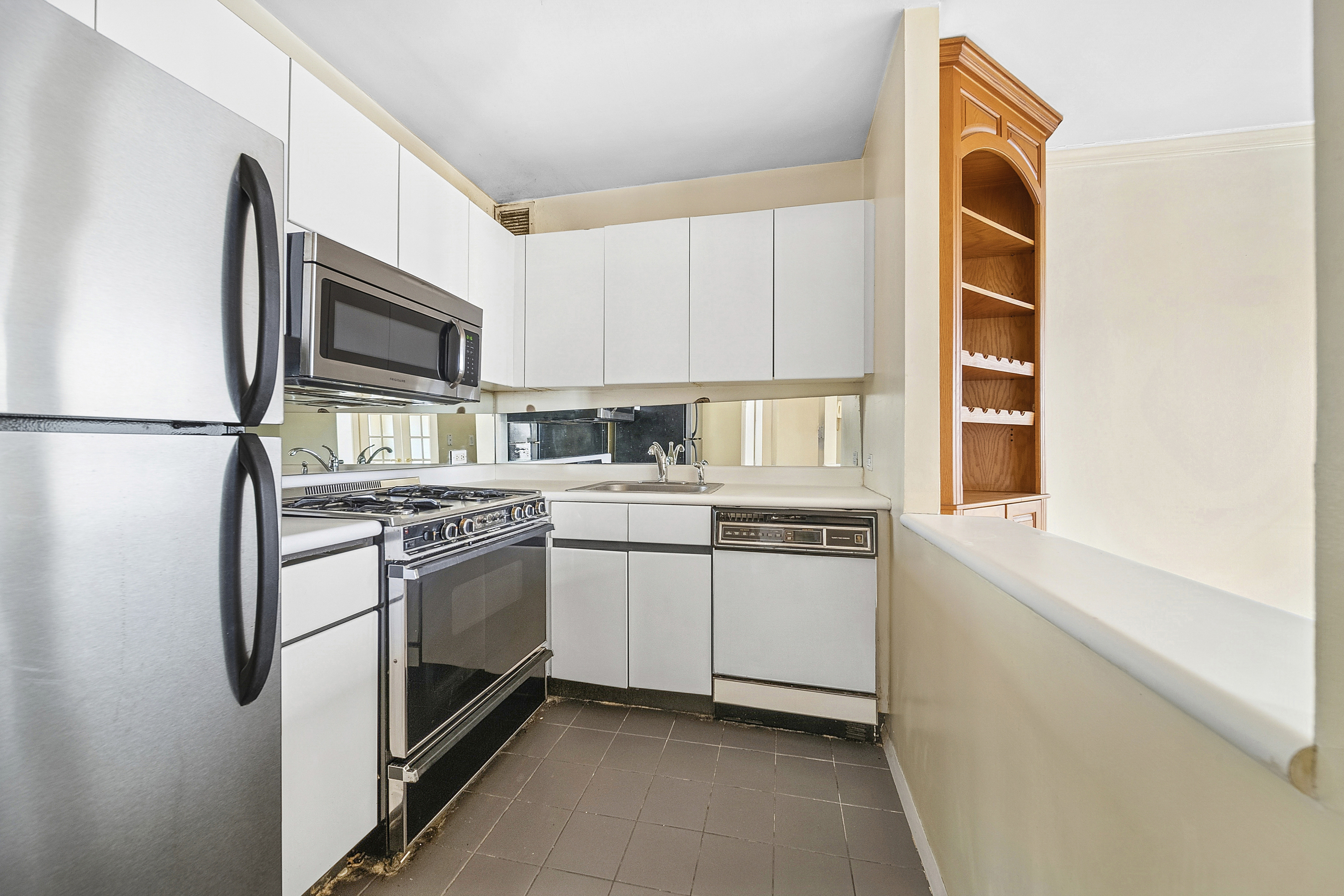 21 South End Avenue, Unit 528 Manhattan, NY 10280 - Photo 2 of 9