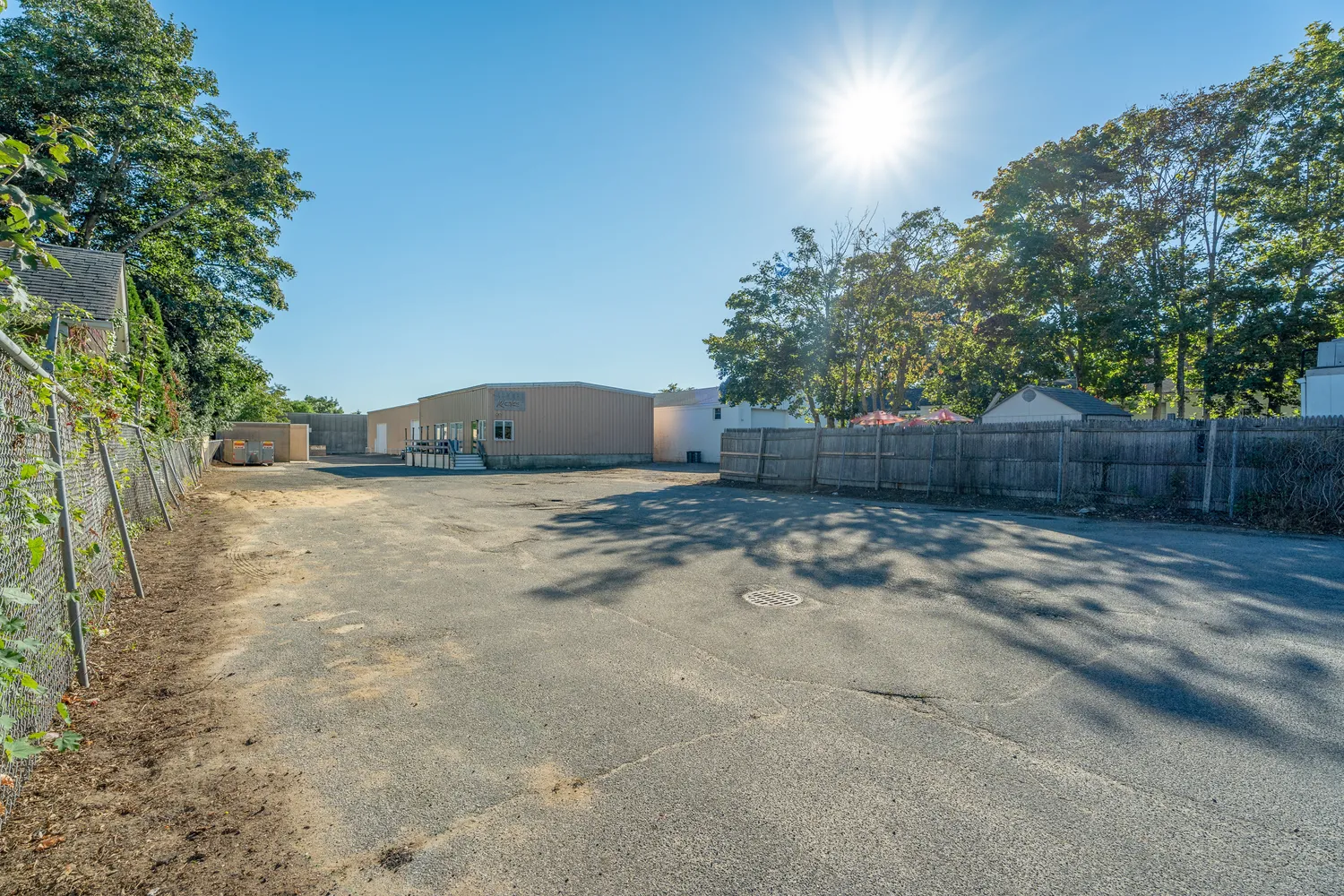 a view of a backyard