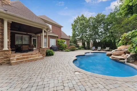 a view of a house with backyard
