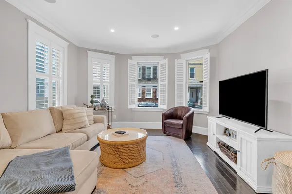 $1,100,000 | 725 East 6th Street, Unit 1, Boston, MA 02127
