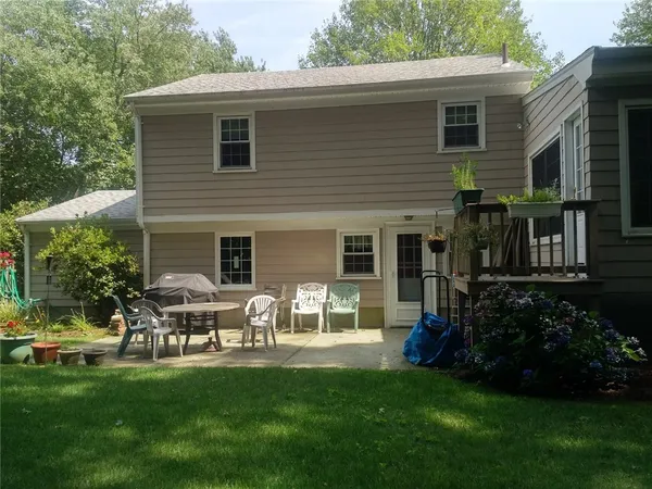 $899,000 | 7 Meadowbrook Drive, Barrington, RI 02806