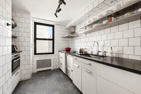 $2,550,000 | 1065 Park Avenue, Unit 10CD | Upper East Side