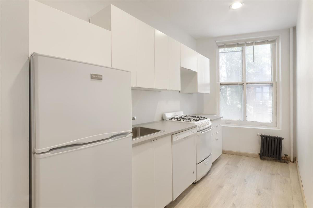 120 Charles Street, Unit 4 Manhattan, NY 10014 - Photo 3 of 5