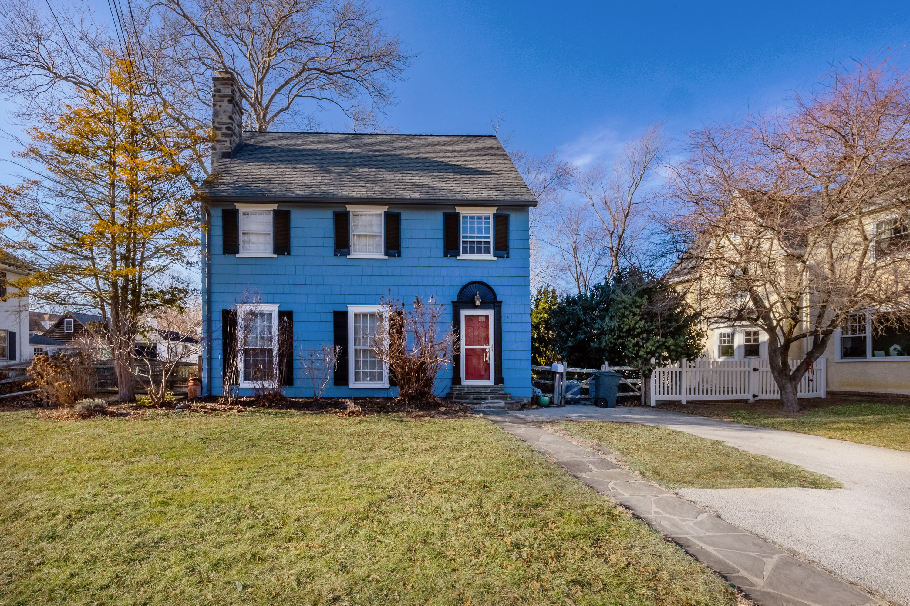 a view of a house with a yard