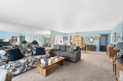 $250,000 | 2333 Indian River Boulevard, Unit 401, Vero Beach, FL 32960