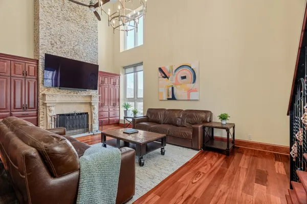 $1,400,000 | 802-10 Locust Street, Unit 201, Philadelphia, PA 19107