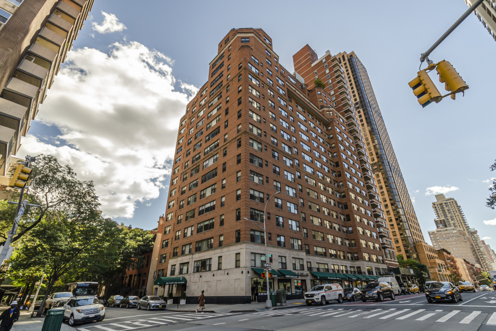 400 East 85th Street, Unit 4L Manhattan, NY 10028 - Photo 9 of 12 a view of a large building
