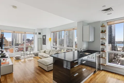 $1,325,000 | 350 West 42nd Street, Unit 20L | Hell's Kitchen