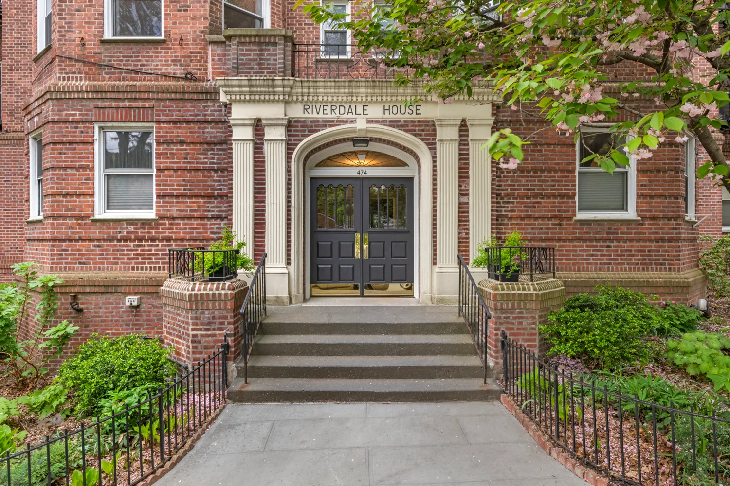 a view of multiple houses with a yard