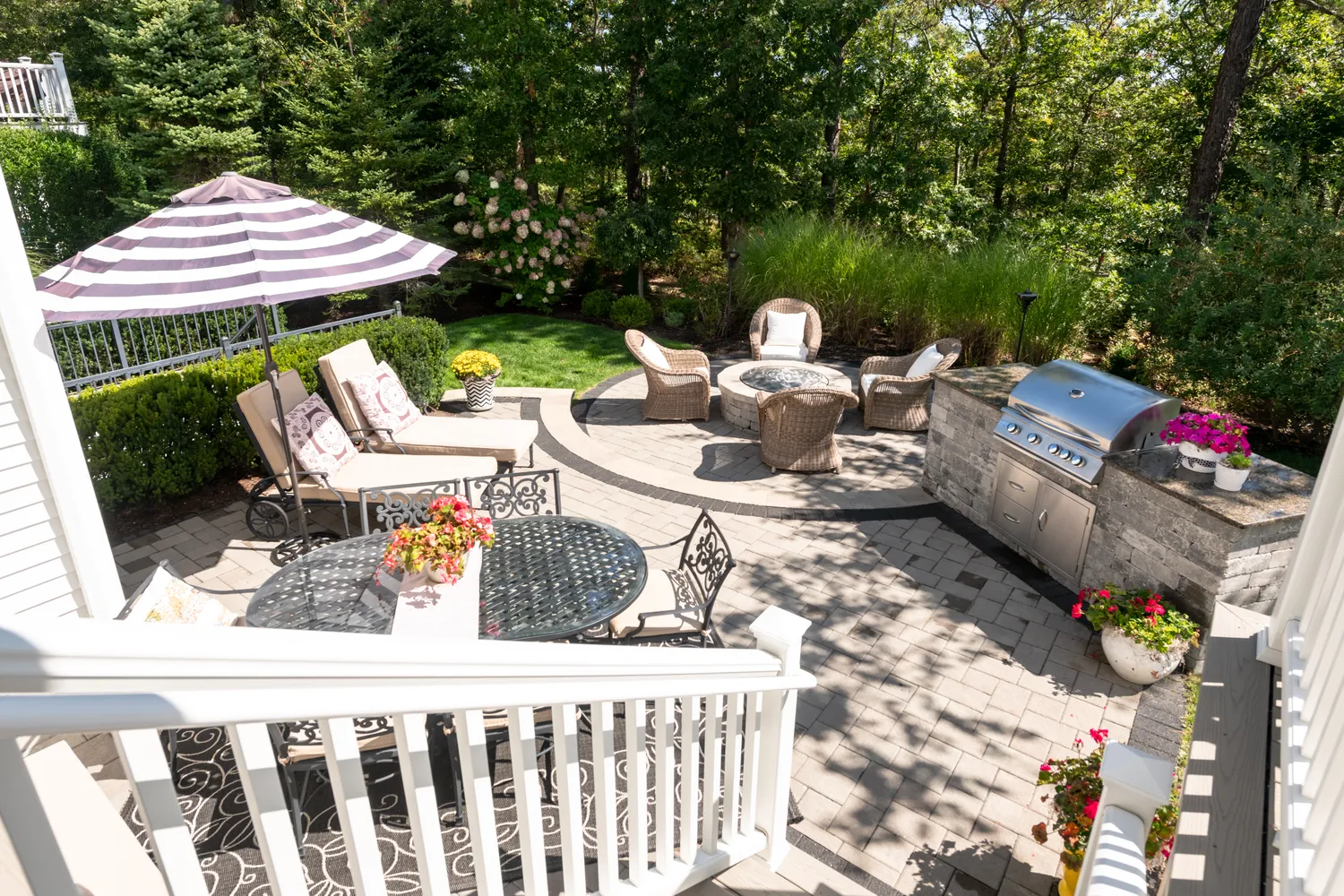 a outdoor view with a sitting space