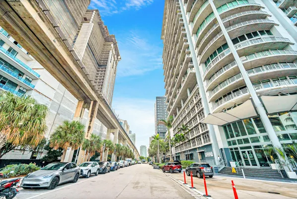 $419,999 | 690 Southwest 1st Court, Unit 1709, Miami, FL 33130