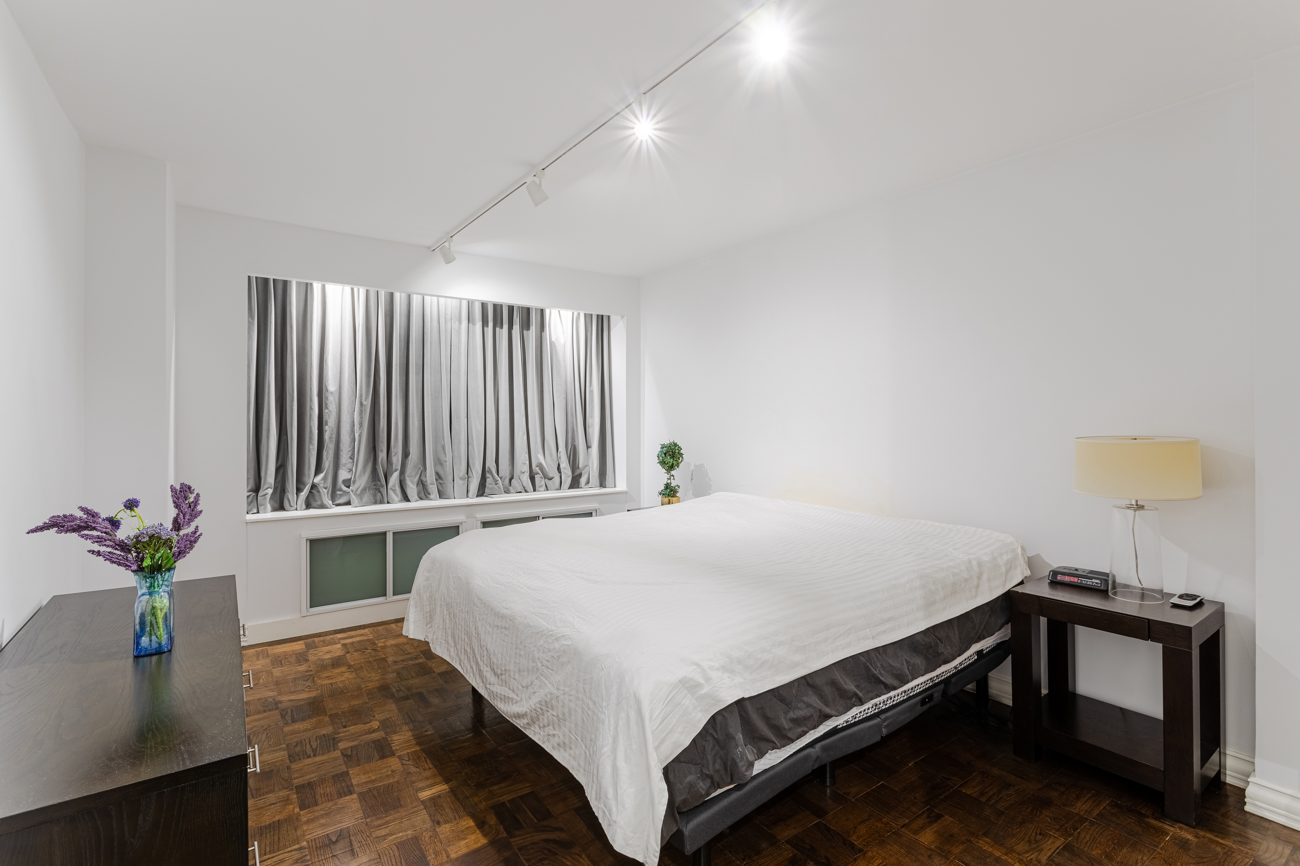 155 East 38th Street, Unit 10D Manhattan, NY 10016 - Photo 7 of 15 a bedroom with a bed and a dresser