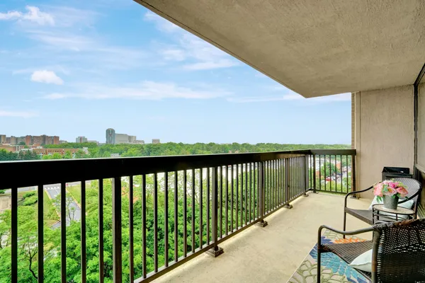 $358,000 | 3713 South George Mason Drive, Unit 904W, Falls Church, VA 22041