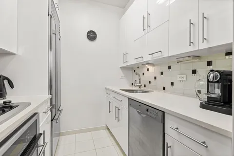 $1,695,000 | 167 East 61st Street, Unit 20E | Lenox Hill