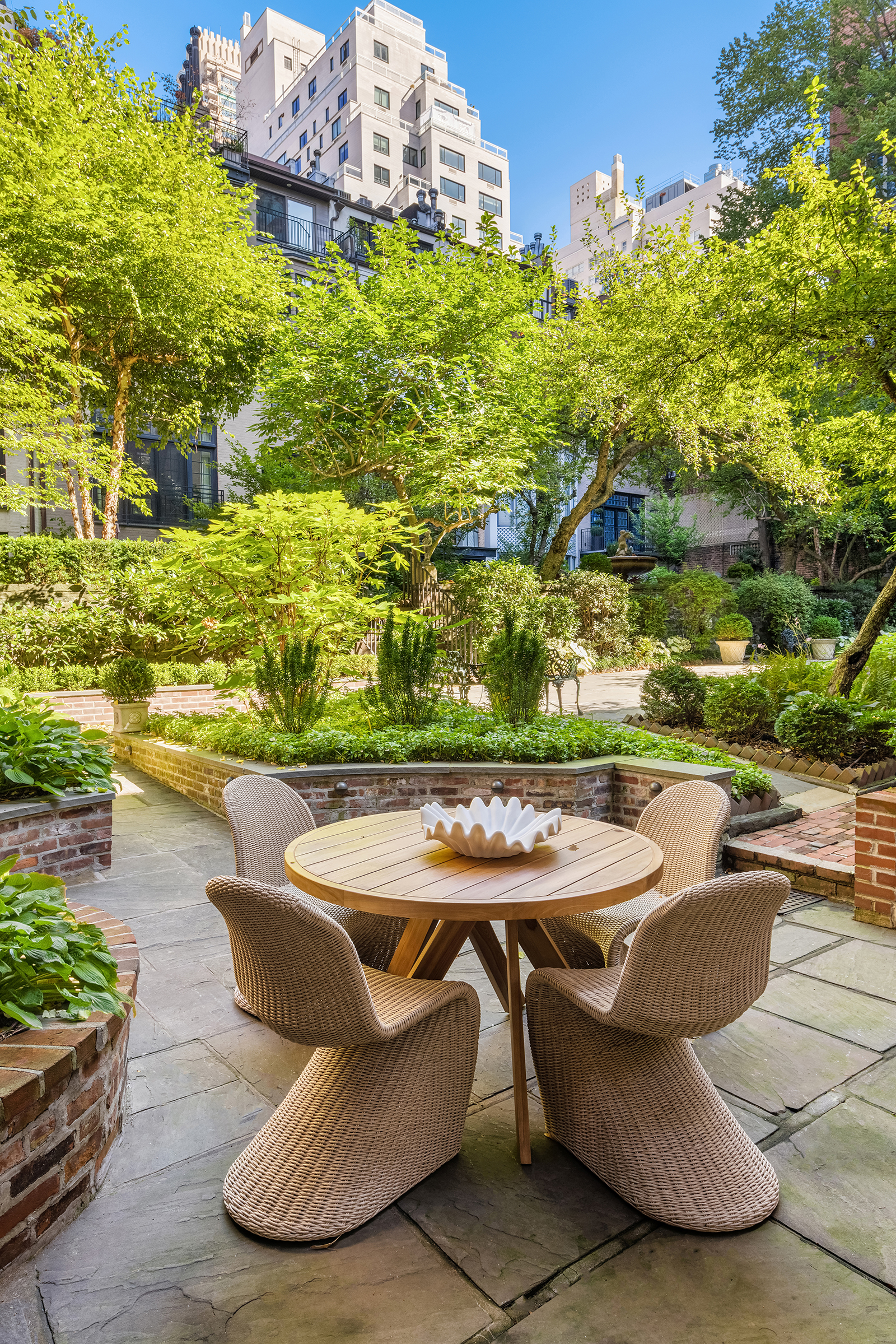 157 East 65th Street Manhattan, NY 10065 - Photo 3 of 28 a outdoor dining space with furniture and city view