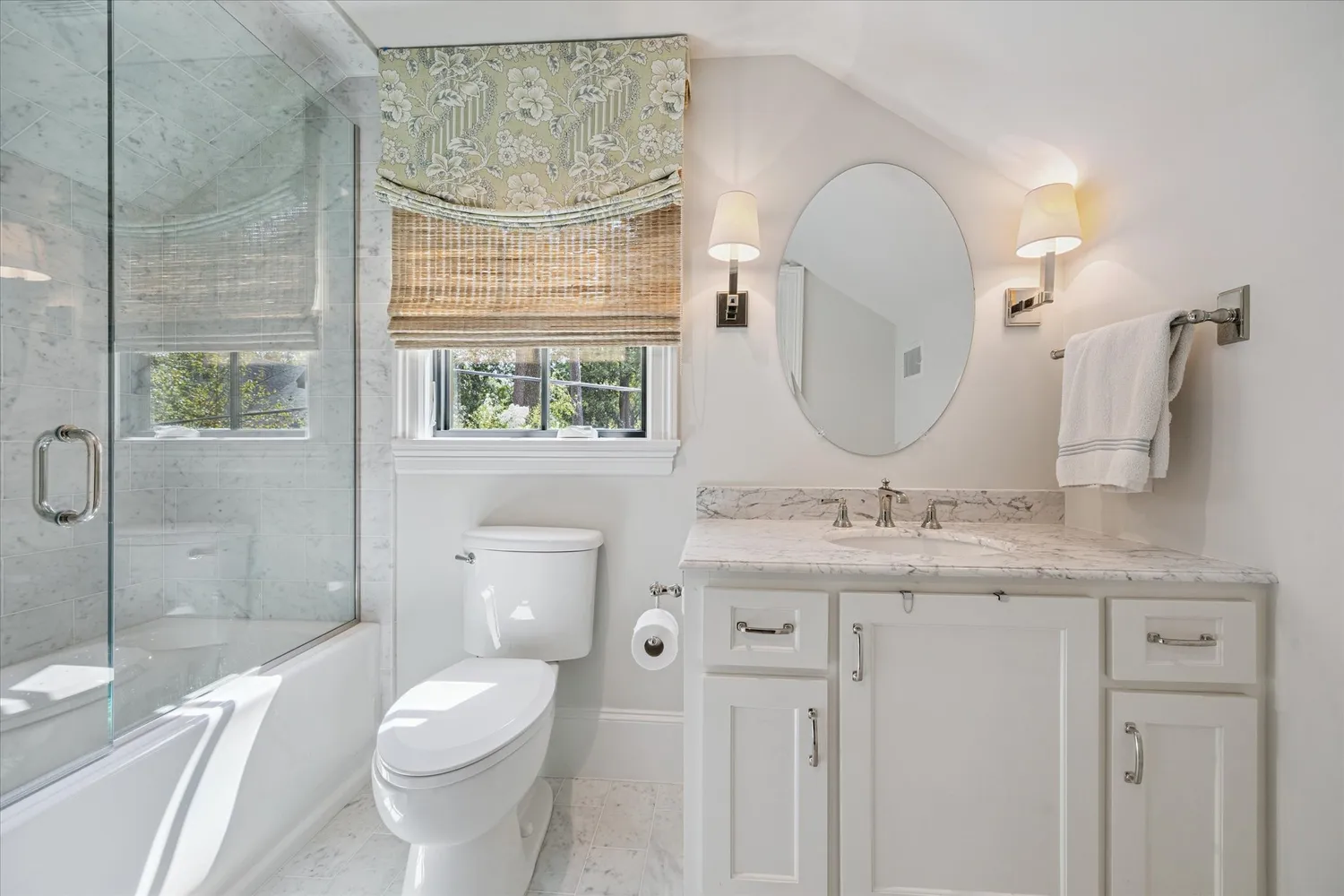 a view of entryway with a small yard