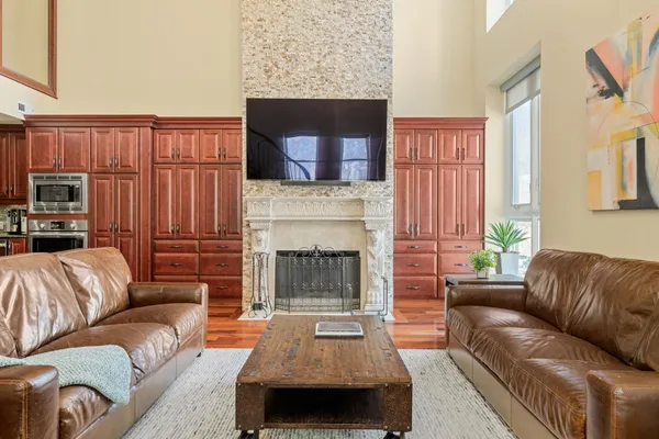 $1,400,000 | 802-10 Locust Street, Unit 201, Philadelphia, PA 19107