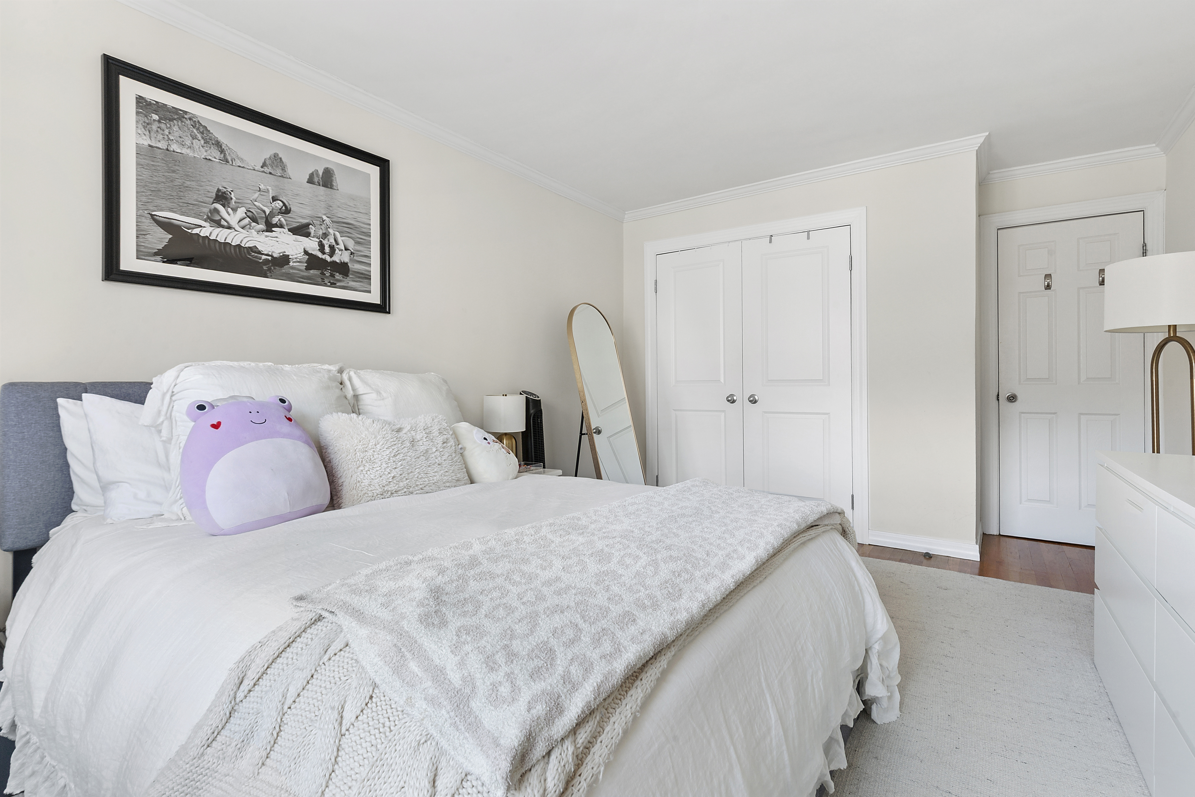 333 East 34th Street, Unit 14J Manhattan, NY 10016 - Photo 6 of 10 a bedroom with a bed and a painting on the wall