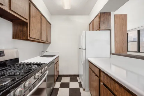 $850,000 | 301 East 45th Street, Unit 5E | Midtown East