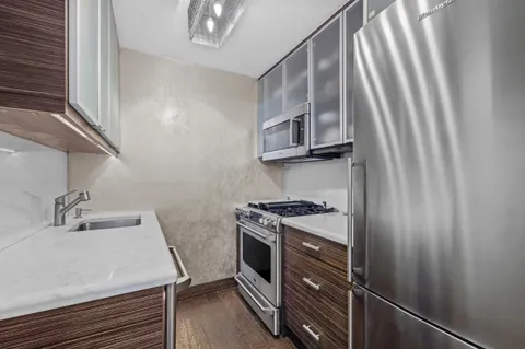 $925,000 | 301 East 62nd Street, Unit 2B | Lenox Hill