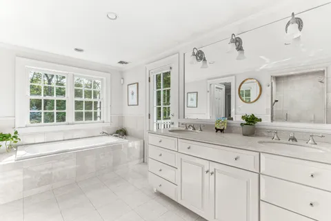 $4,150,000 | 33 Hundreds Circle, Wellesley Hills, MA 02481