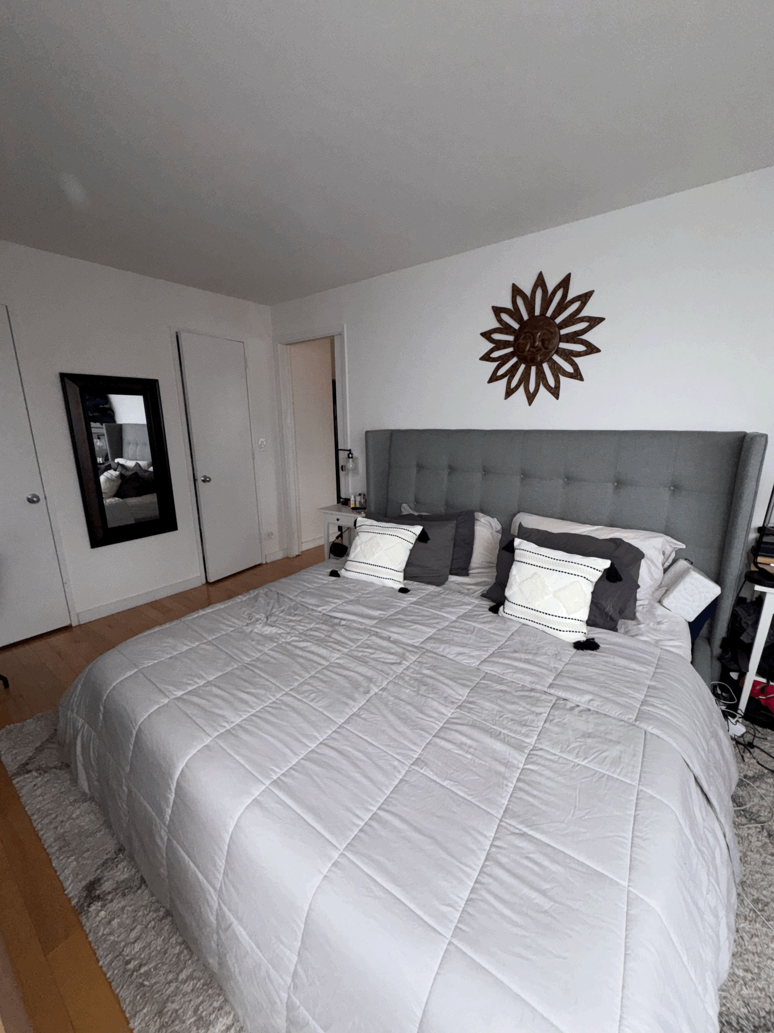 330 East 38th Street, Unit 38I Manhattan, NY 10016 - Photo 7 of 17 a bedroom with a large bed and a painting on the wall