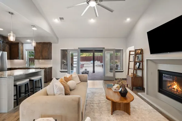 $949,500 | 1614 South College Street, Georgetown, TX 78626