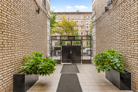 a view of a pathway with a pathway