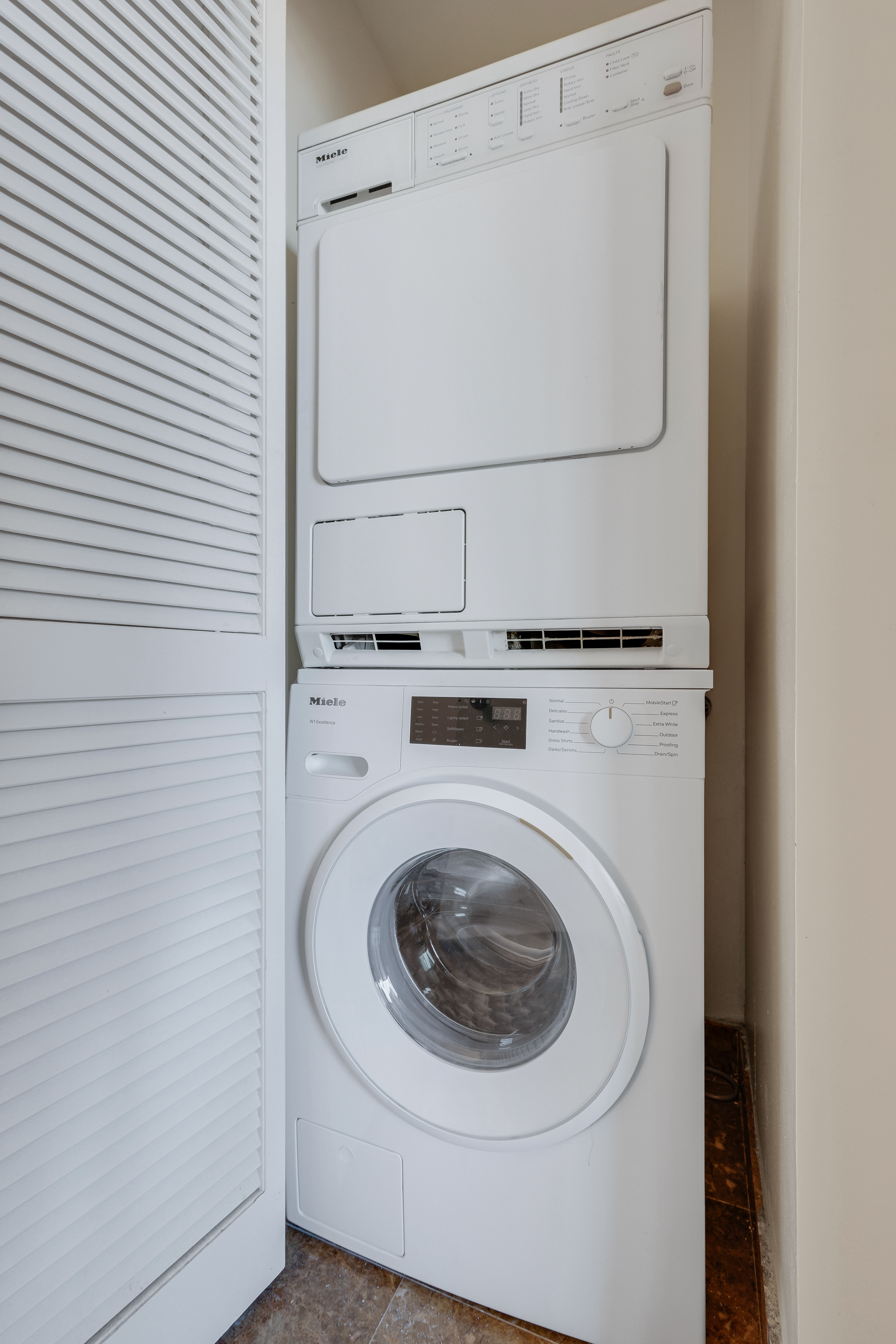 215-217 East 96th Street, Unit 25K Manhattan, NY 10128 - Photo 6 of 16 a utility room with dryer and washer