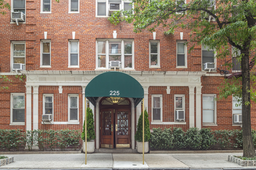 225 East 47th Street, Unit 6H Manhattan, NY 10017 - Photo 5 of 6 a front view of a building