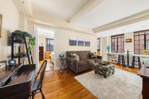 $525,000 | 333 East 43rd Street, Unit 906 | Midtown East