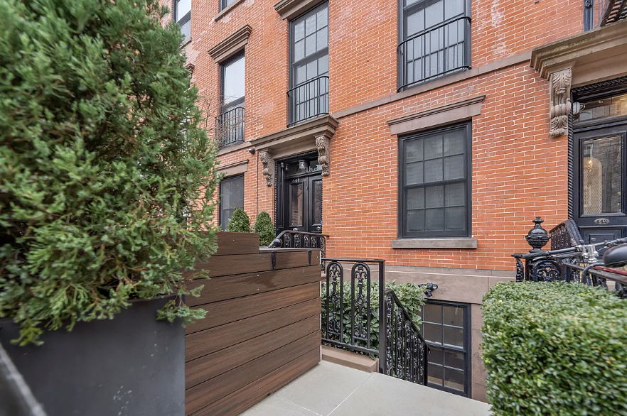 440 West 20th Street Manhattan, NY 10011 - Photo 32 of 35 front view of a house