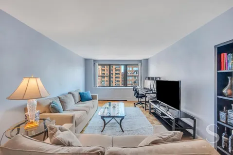 $798,000 | 301 East 62nd Street, Unit 12B | Lenox Hill