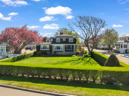 $3,000,000 | 4 Van Zandt Avenue, Newport, RI 02840