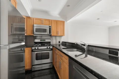 $850,000 | 85 Hudson Avenue, Unit 4B | Vinegar Hill