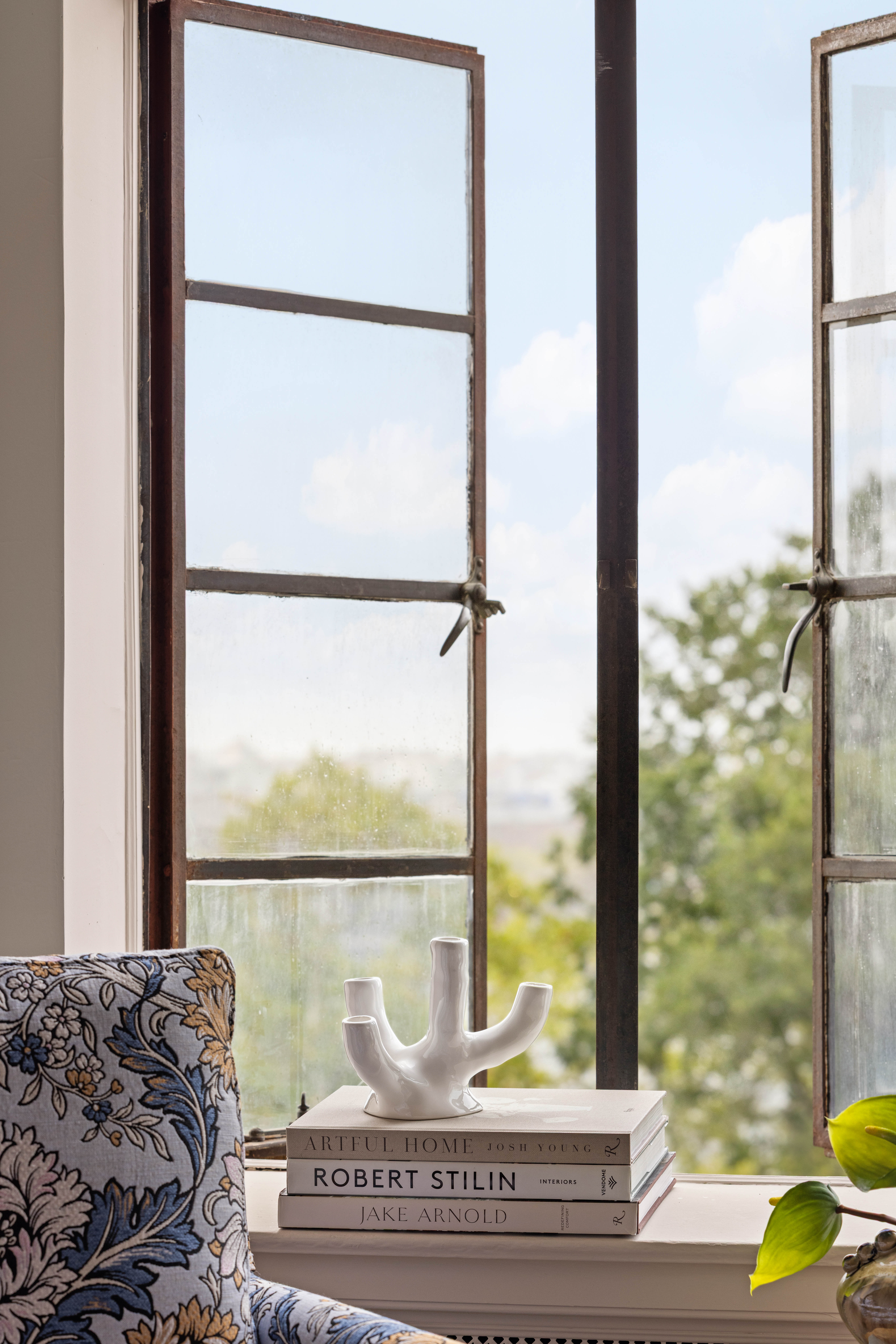 130 East End Avenue, Unit 8A Manhattan, NY 10028 - Photo 4 of 13 a bedroom with a bed and a window