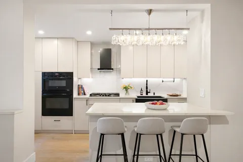 $1,995,000 | 70 East 10th Street, Unit 4V | Greenwich Village