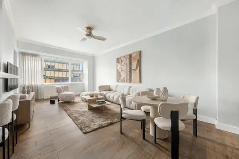 $995,000 | 440 East 62nd Street, Unit 20E | Lenox Hill