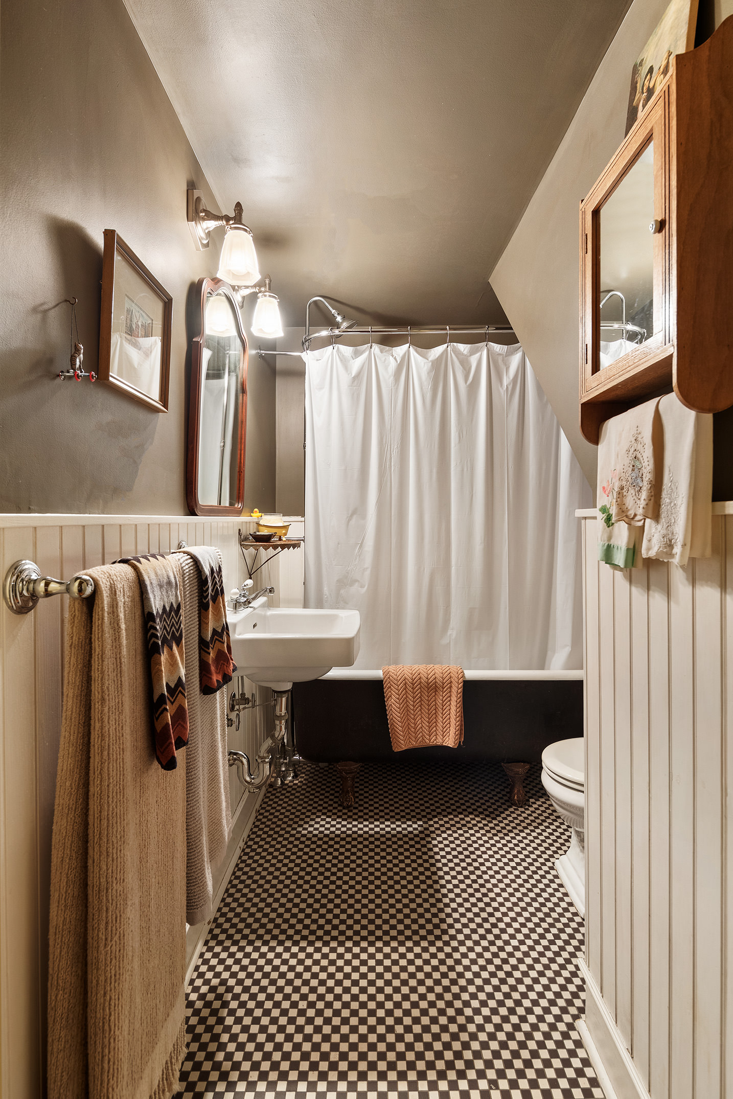433 Pacific Street Brooklyn, NY 11217 - Photo 16 of 22 a bathroom with a bathtub sink and toilet