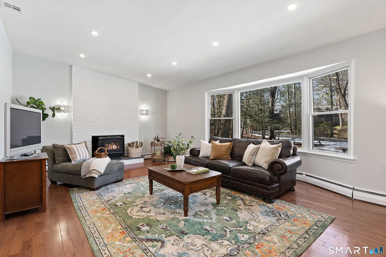 202 Fox Ridge Road Stamford, CT 06903 - Photo 4 of 40