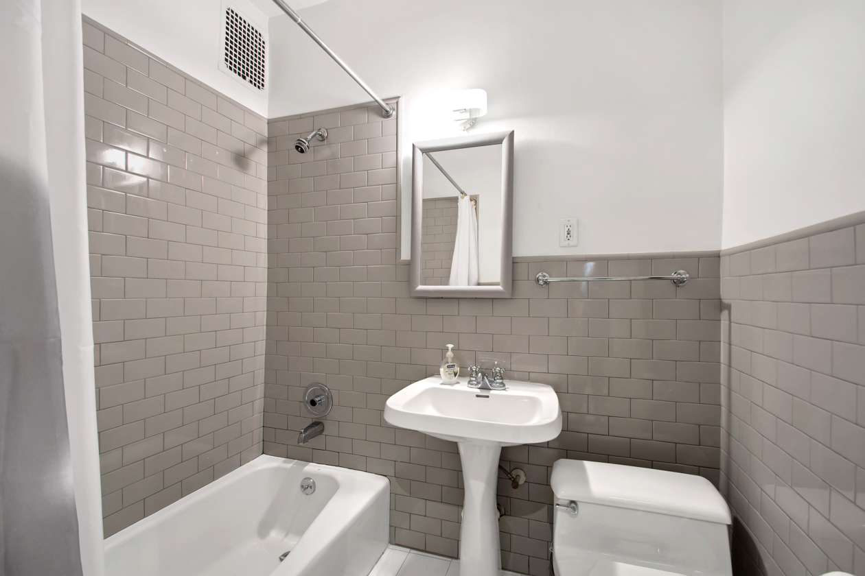 1049 Lexington Avenue, Unit 3 Manhattan, NY 10021 - Photo 7 of 8