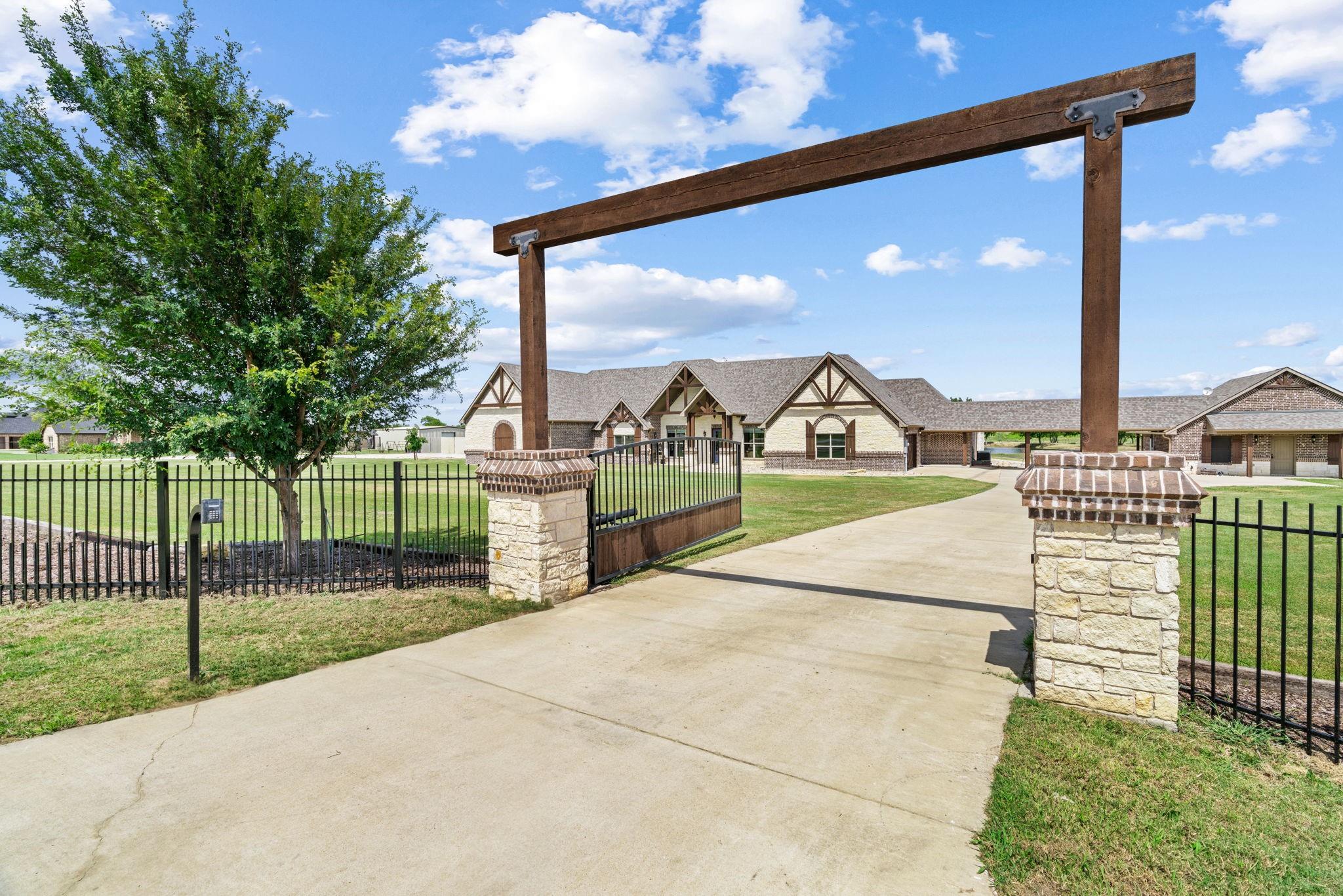 12190 Marion Road Sanger, TX 76266 - Photo 5 of 39 Gallery Image 5