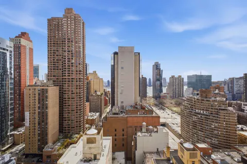 $1,350,000 | 160 East 38th Street, Unit 26FG | Murray Hill