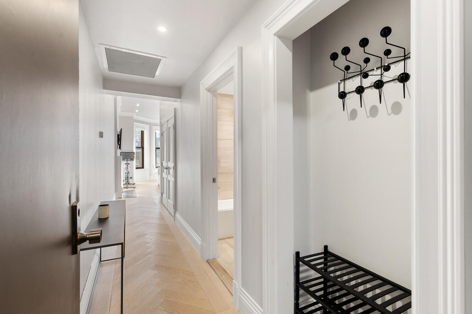 160 Commonwealth Avenue, Unit 410 Boston, MA 02116 - Photo 20 of 31 a view of a hallway with a white walls
