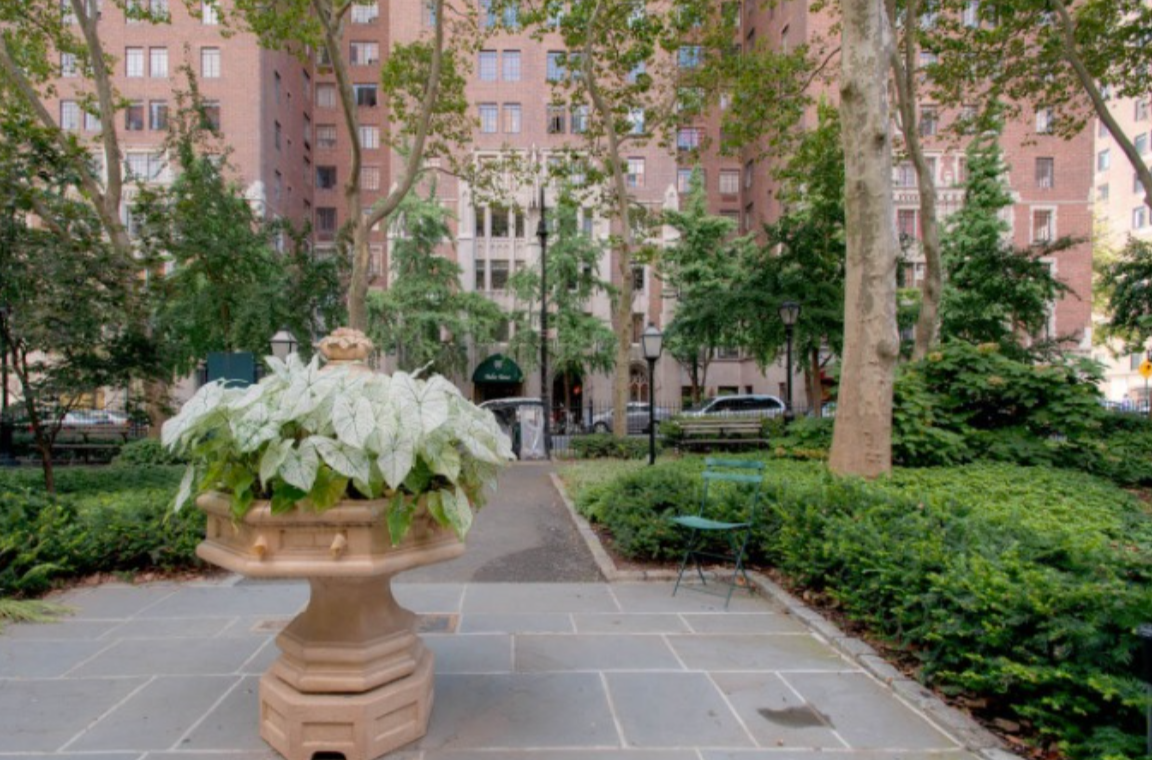 45 Tudor City Place, Unit 1808 Manhattan, NY 10017 - Photo 9 of 10 a view of a house with sitting area and garden