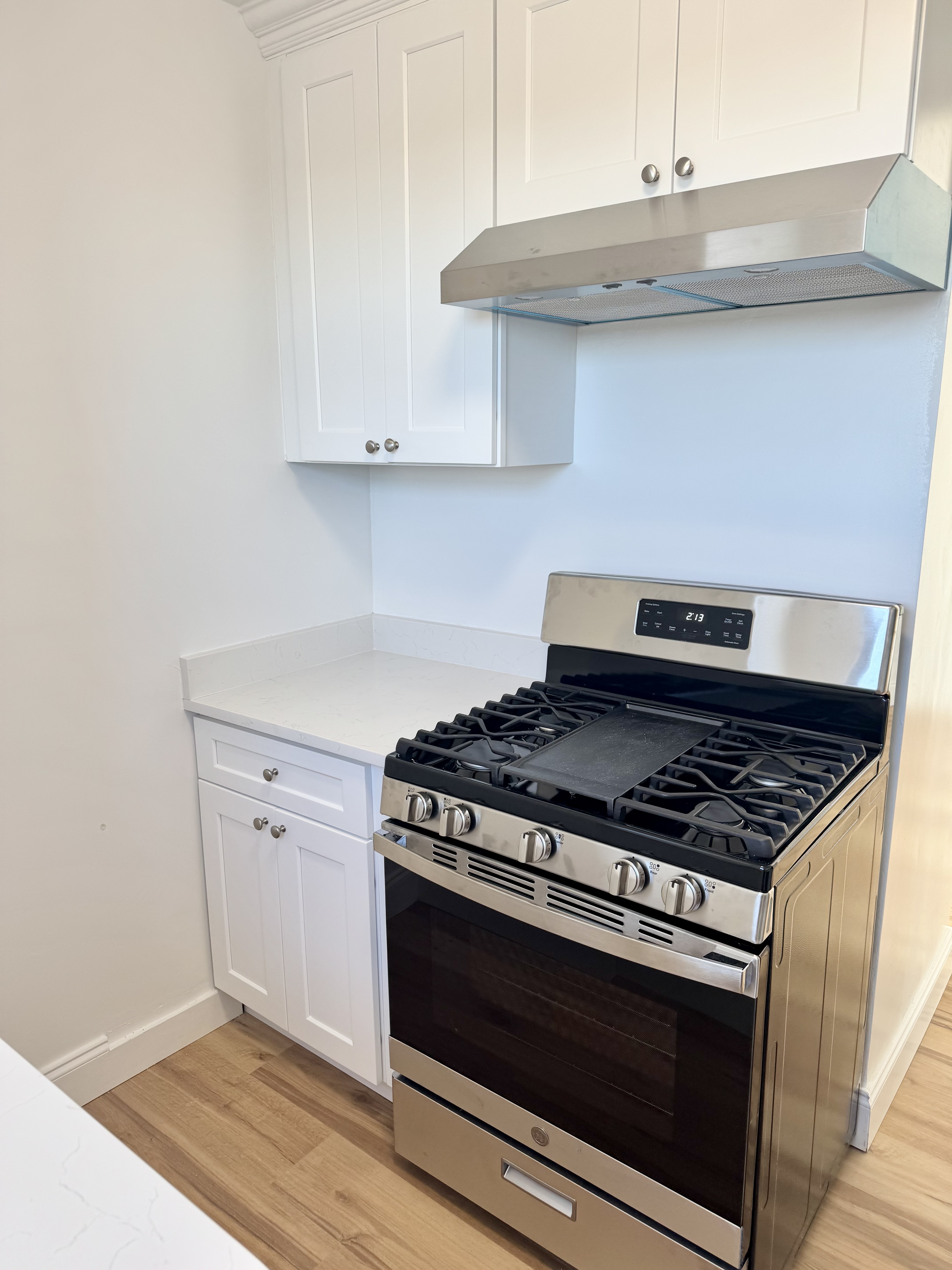 Main Street, Unit 12Q Queens, NY 11435 - Photo 6 of 8 a stove top oven sitting inside of a kitchen