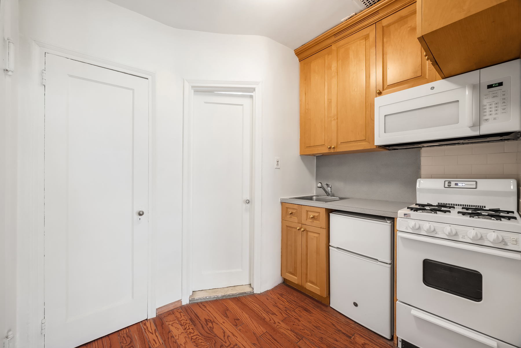 235 East 54th Street, Unit 4B Manhattan, NY 10022 - Photo 3 of 6